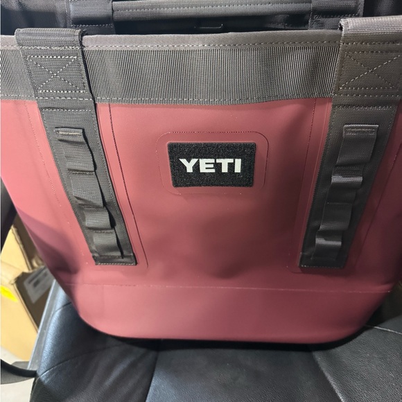 YETI NWT Camino Carryall 35 - Wild Vine Red - OFFERS ACCEPTED - Picture 3 of 4